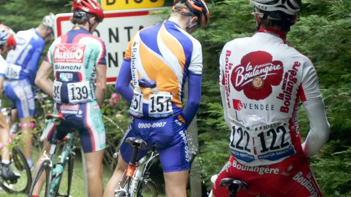 Cyklisté na Tour de France močí uprostřed pelotonu, zlobí se Sagan